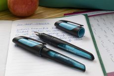 Schulfüller mit Standard-Feder M - STABILO EASYbuddy in schwarz/himmelblau - Schreibfarbe blau (löschbar) - Einzelstift - inklusive Patrone