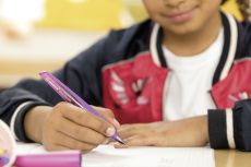 Schulfüller mit Standard-Feder M - STABILO EASYbuddy in koralle/rot - Schreibfarbe blau (löschbar) - Einzelstift - inklusive Patrone