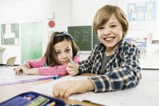 Ergonomischer Schulfüller für Rechtshänder mit Anfänger-Feder A - STABILO EASYbirdy in mitternachtsblau/azur - Einzelstift - inklusive Patrone - Schreibfarbe blau (löschbar)