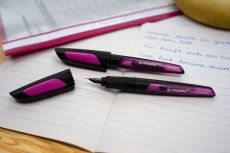 Schulfüller mit Standard-Feder M - STABILO EASYbuddy in schwarz/magenta - Schreibfarbe blau (löschbar) - Einzelstift - inklusive Patrone