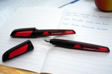Schulfüller mit Standard-Feder M - STABILO EASYbuddy in schwarz/rot - Schreibfarbe blau (löschbar) - Einzelstift - inklusive Patrone