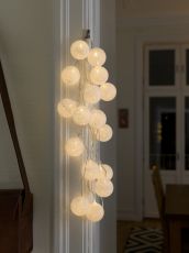 Konstsmide 3136-103 - LED Dekolichterkette, weiße Baumwollkugeln, groß, 16 warmweiße Dioden, 24V Innentrafo, transparentes Kabel