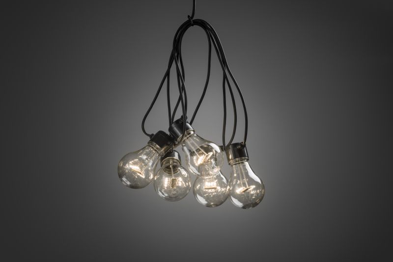 Konstsmide 2372-100 - LED Biergartenkette, klar, mit 6h Timer , 5 klare Birnen / 40 warm weiße Dioden, batteriebetrieben, Außen (IP44) , schwarzes Kabel, 4 x AA 1.5V (exkl.)