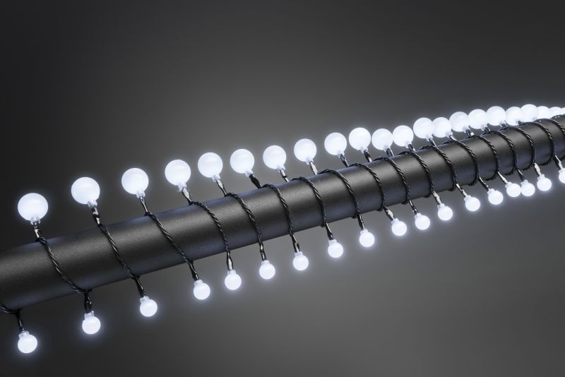 Konstsmide 3680-207- LED Globelichterkette, kleine & große runde Dioden, 80 kalt weiße Dioden, 24V Außentrafo, schwarzes Kabel