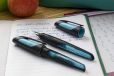 Schulfüller mit Standard-Feder M - STABILO EASYbuddy in schwarz/himmelblau - Schreibfarbe blau (löschbar) - Einzelstift - inklusive Patrone