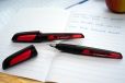 Schulfüller mit Anfänger-Feder A - STABILO EASYbuddy in schwarz/rot - Schreibfarbe blau (löschbar) - Einzelstift - inklusive Patrone